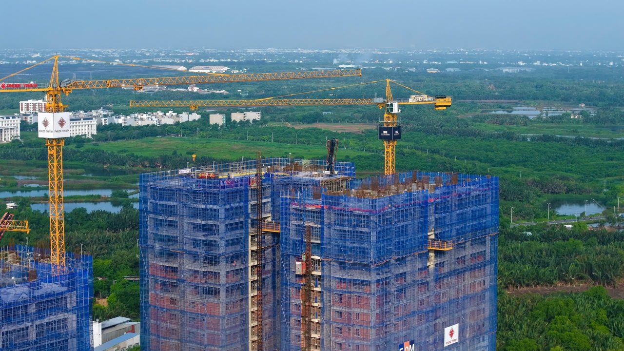 Cận cảnh cẩu tháp thi công tầng cao